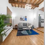 Martin's - Historic Boutique With Free Parking, Fast Wi-fi, Ac, Perfect For Couples & Business In Center Διαμέρισμα