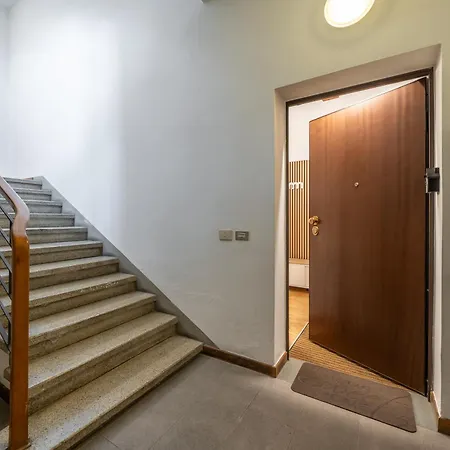 Martin's - Stylish Historic With Free Parking, Fast Wi-fi, Ac, Perfect For Couples & Business In Center Apartment
