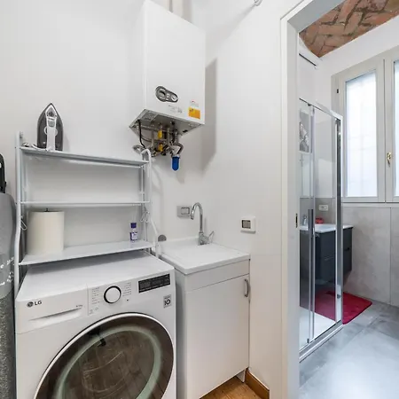 Martin's - Stylish Historic With Free Parking, Fast Wi-fi, Ac, Perfect For Couples & Business In Center Apartment *