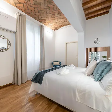 Martin's - Stylish Historic With Free Parking, Fast Wi-fi, Ac, Perfect For Couples & Business In Center *