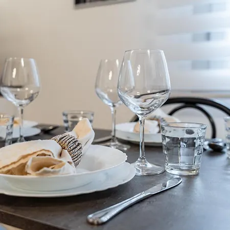 Apartment Martin's - Stylish Historic With Free Parking, Fast Wi-fi, Ac, Perfect For Couples & Business In Center *