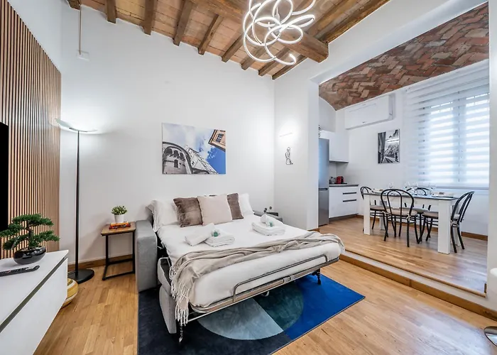 Martin'S Home - Historic Boutique Apartment With Free Parking, Fast Wi-Fi, Ac, Perfect For Couples & Business In Modena Center Modena