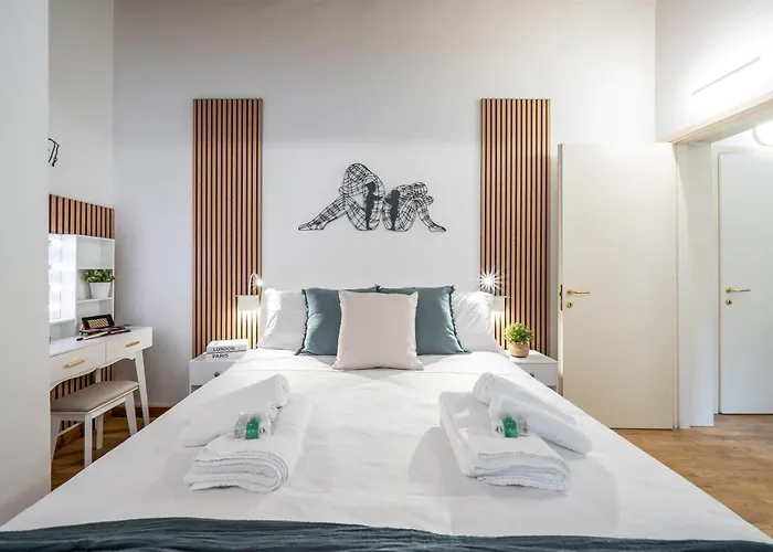 Apartment Martin'S Home - Historic Boutique Apartment With Free Parking, Fast Wi-Fi, Ac, Perfect For Couples & Business In Modena Center Modena